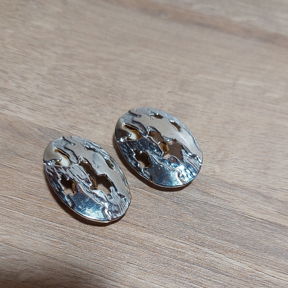 Vintage Textured Cutout Detailing Oval Shaped Silver Tone Clip On Earrings - Picture 2 of 6